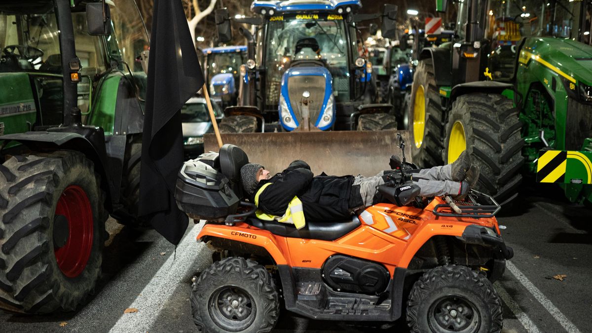Fotky: Tak se nocuje na traktorech uprostřed Barcelony